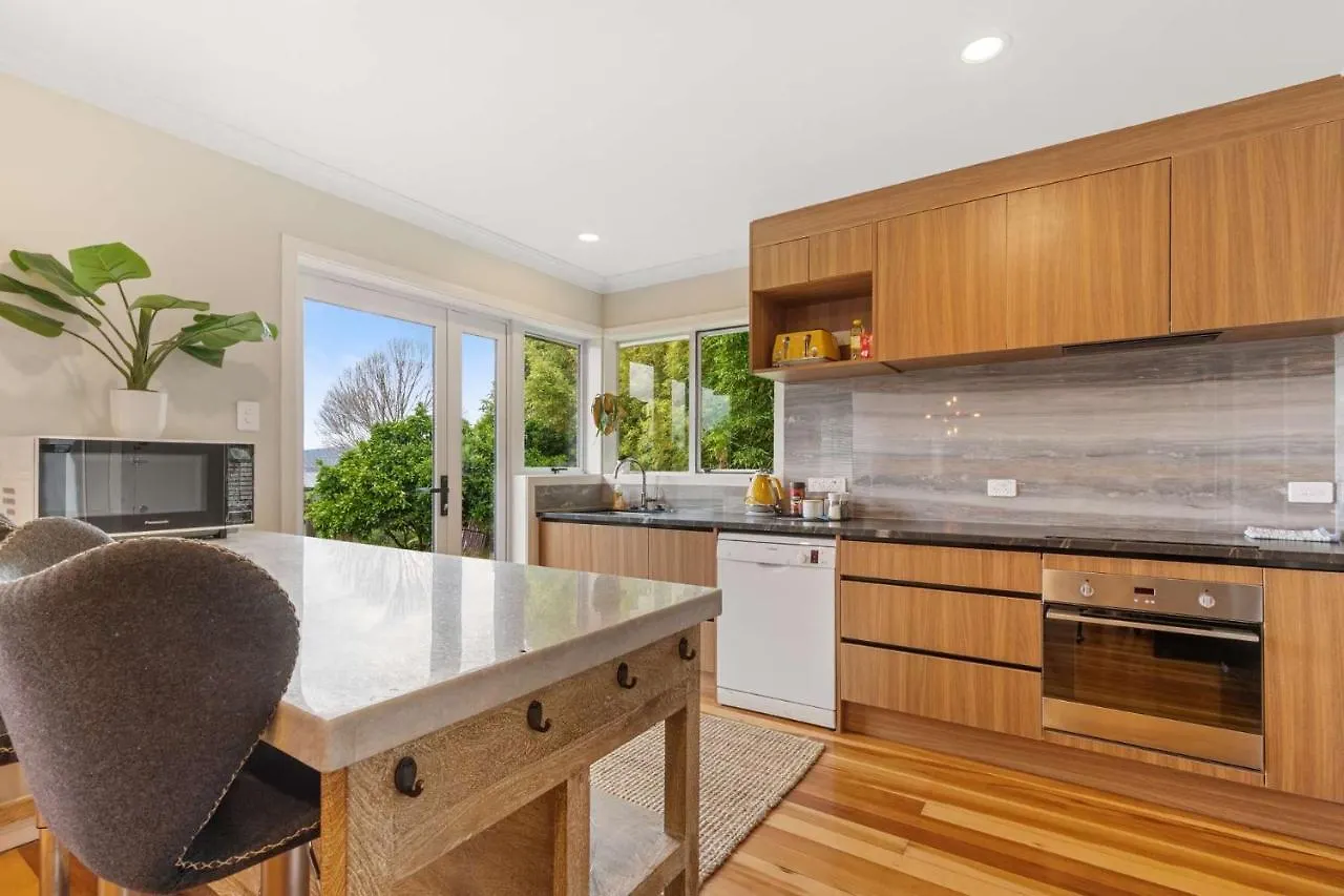 Villa Lakefront Getaway In Rotorua