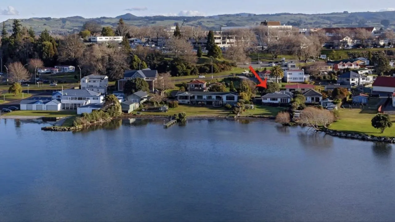Lakefront Getaway In Rotorua Villa