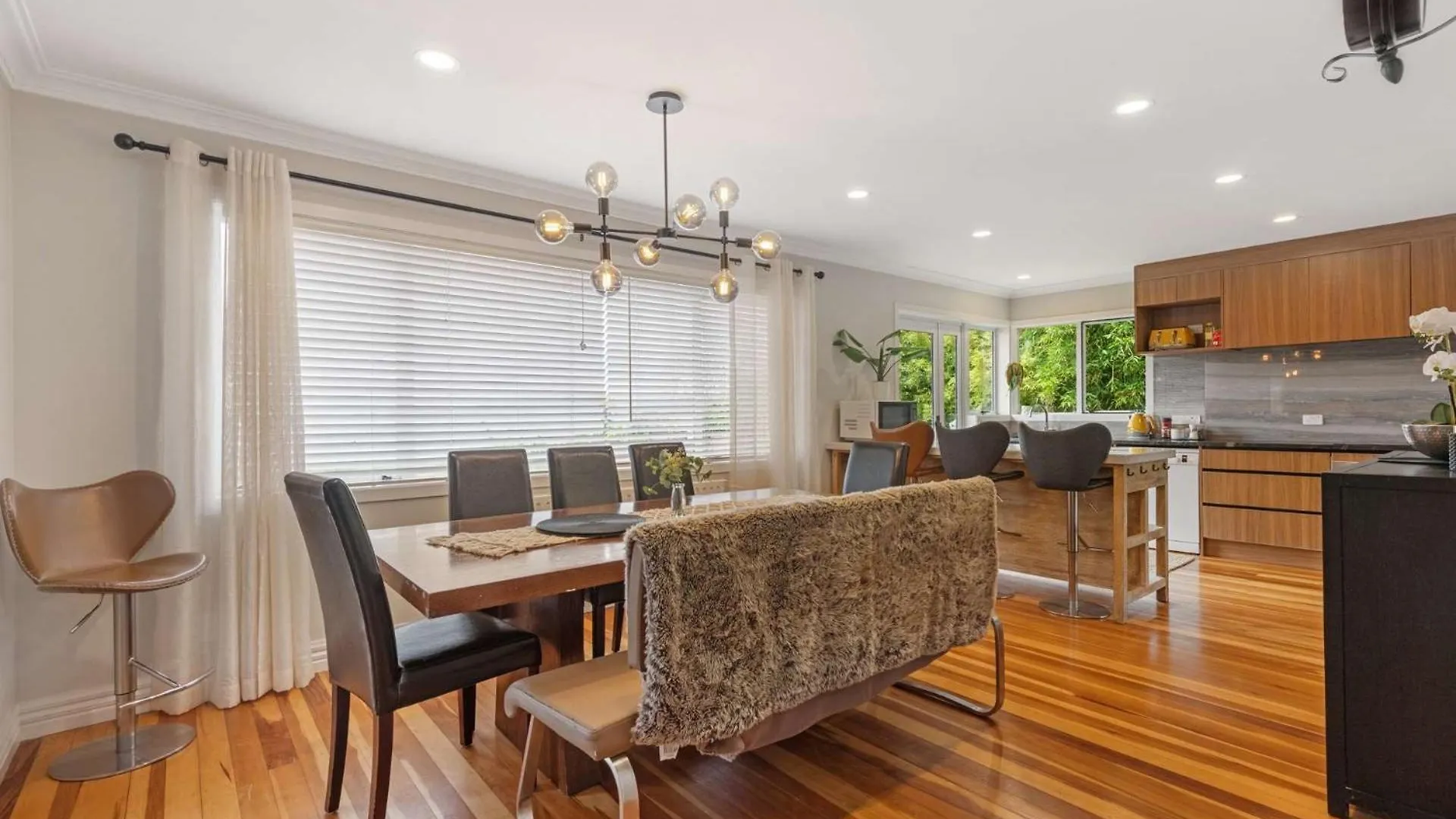 Villa Lakefront Getaway In Rotorua